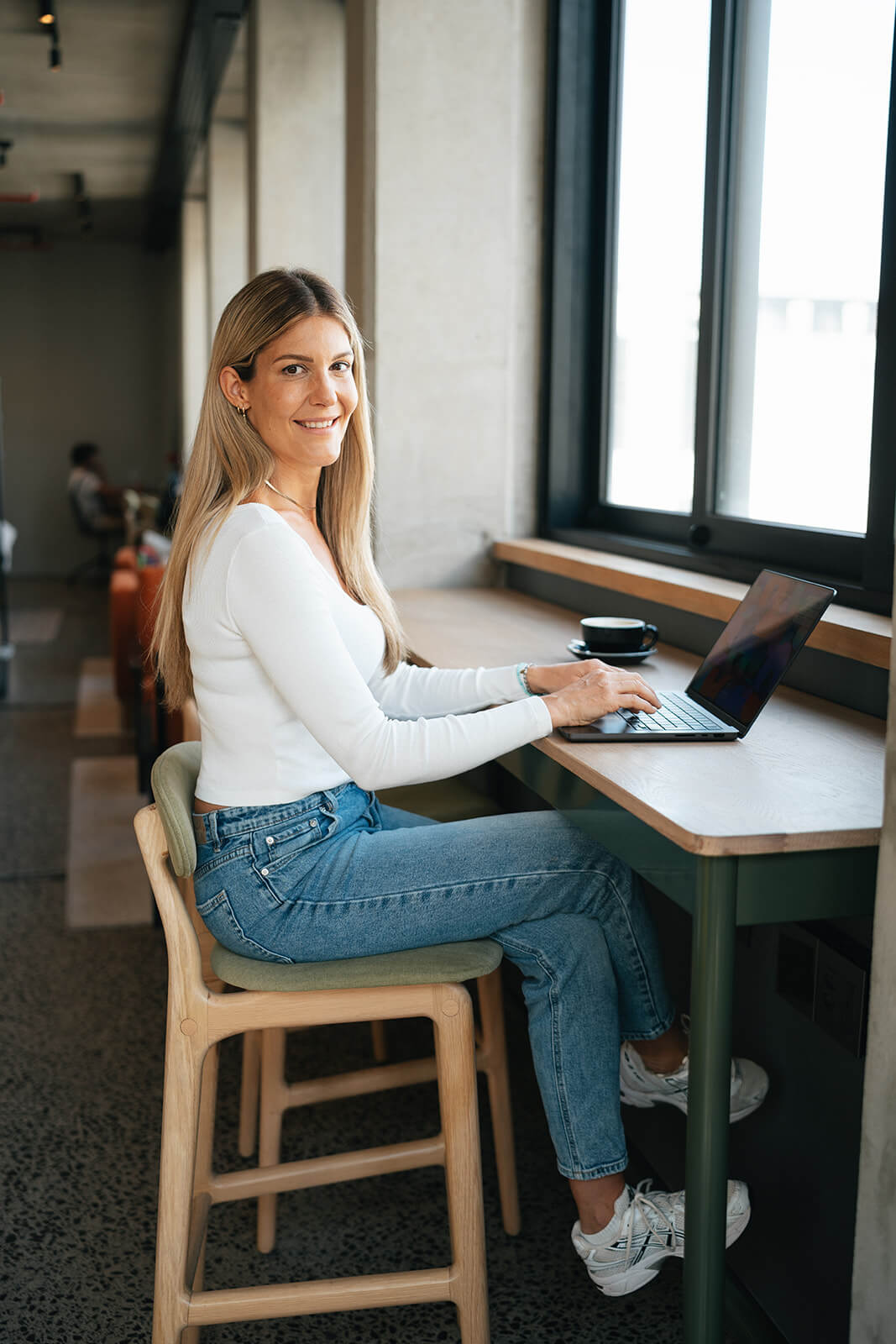 *Modernes Büro mit Arbeitsplätzen – Social Media Support und schnelles Experten-Feedback*